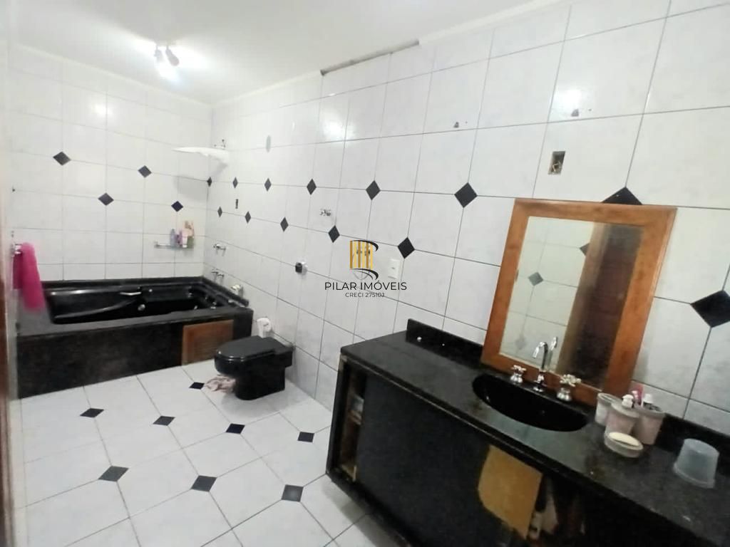 Sobrado 4 dormitórios no bairro Nossa Senhora das Graças