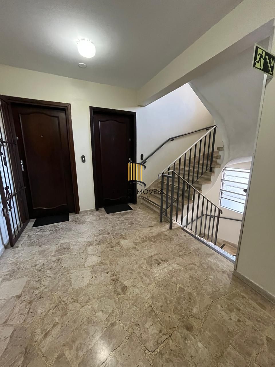 Apartamento 2 dormitórios, 1 vaga coberta no bairro Menino Deus.