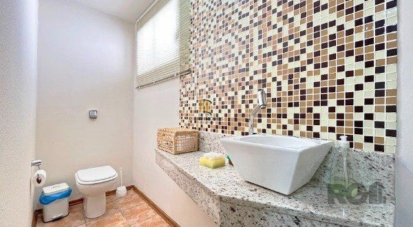 MAGNÍFICA CASA EM LOCALIZAÇÃO PRIVILEGIADA - TRANQUILIDADE E CONFORTO