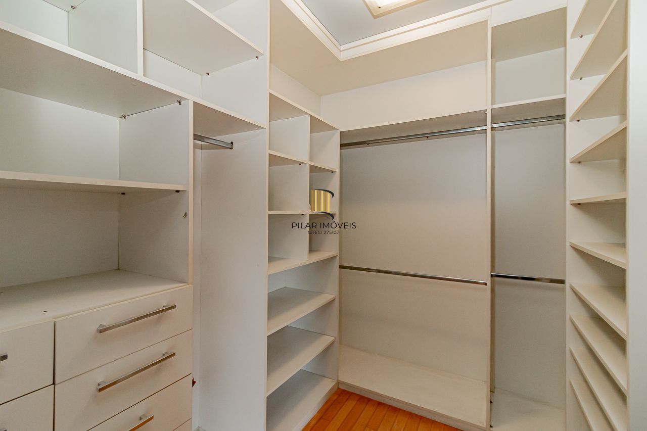 Oportunidade em Ipanema: Casa em Condomínio Fechado com Suíte Master, Hidromassagem e Alto Padrão