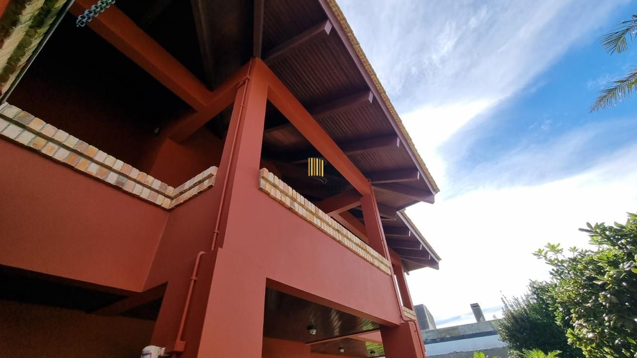 Casa em XANGRI-LÁ com 5 dorm. 3 suítes, piscina aquecida e 471 m², 400 m. mar.