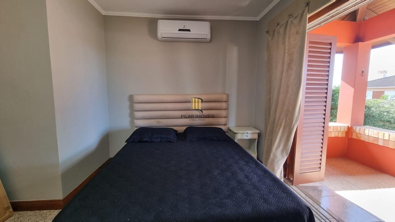 Casa em XANGRI-LÁ com 5 dorm. 3 suítes, piscina aquecida e 471 m², 400 m. mar.