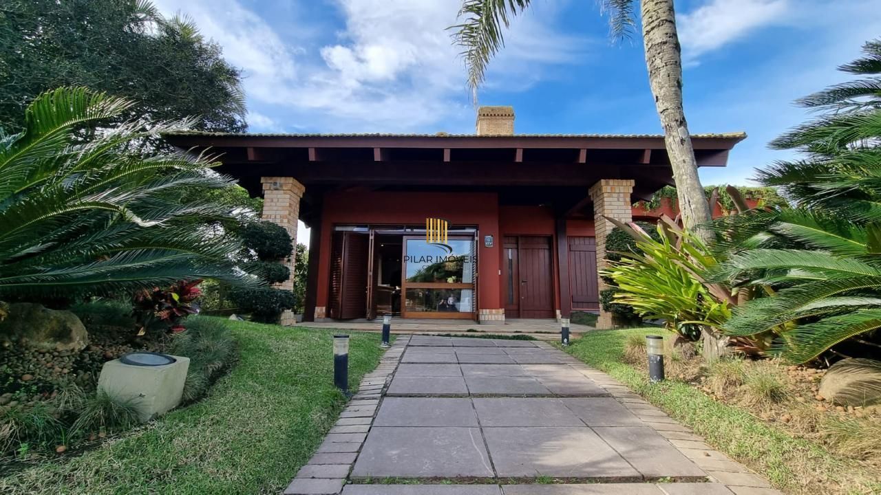 Casa em XANGRI-LÁ com 5 dorm. 3 suítes, piscina aquecida e 471 m², 400 m. mar.