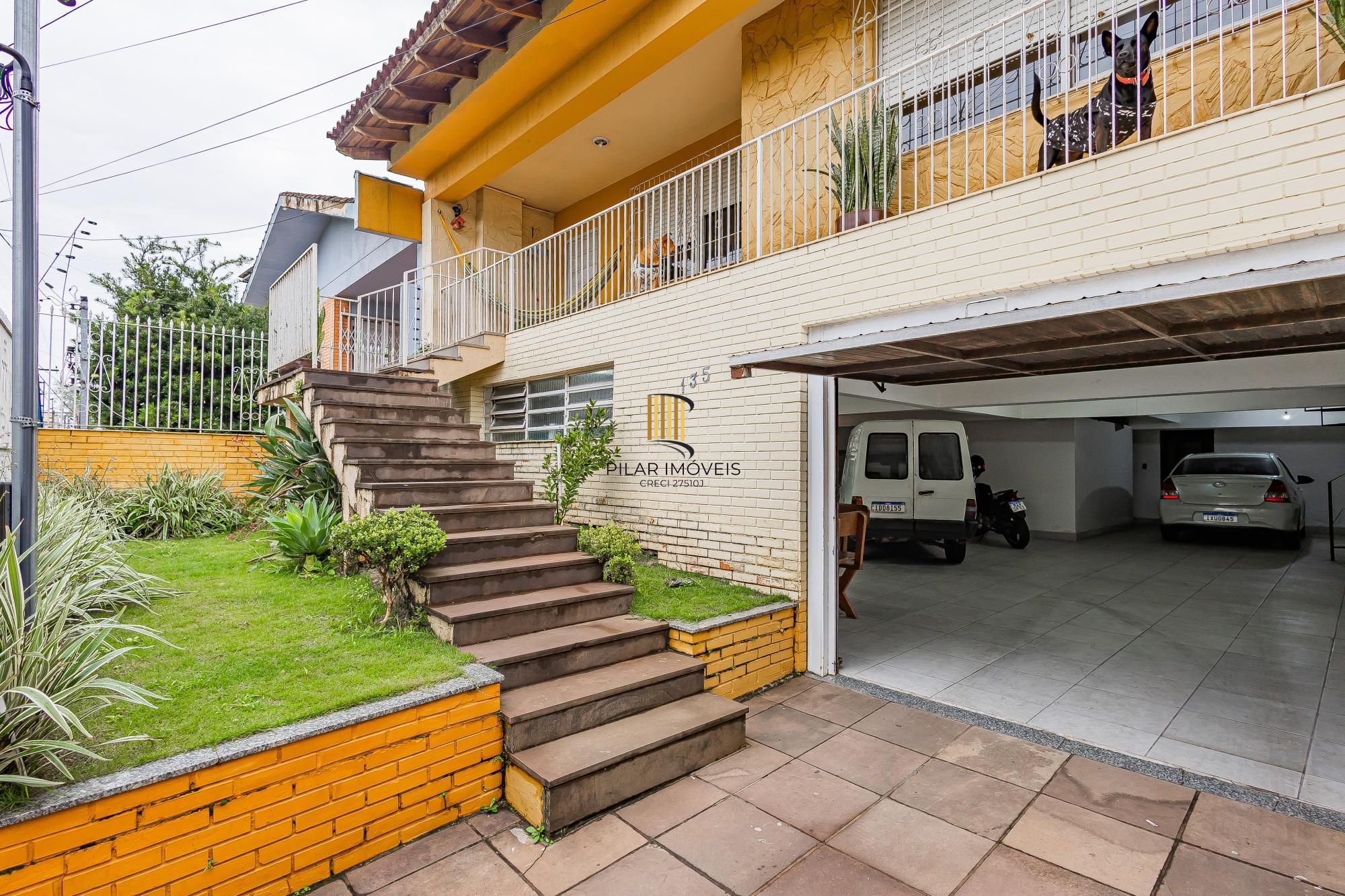 Casa 5 dormitórios no bairro Parque Santa Fé
