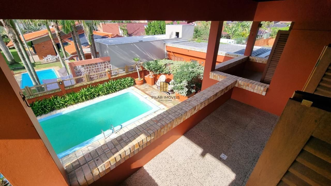Casa em XANGRI-LÁ com 5 dorm. 3 suítes, piscina aquecida e 471 m², 400 m. mar.