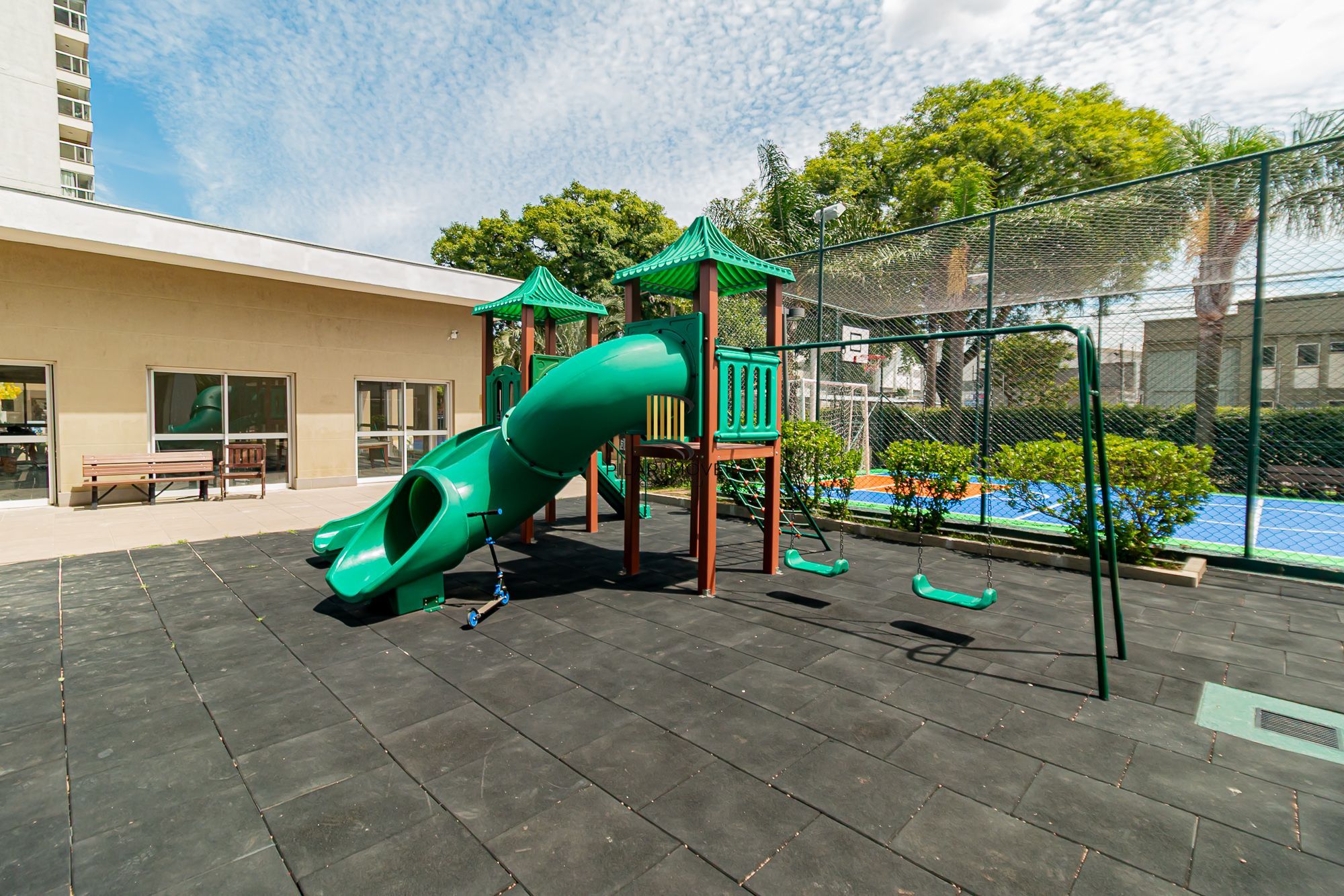 Apartamento 3 dormitórios, 2 banheiros, 1 vaga coberta e piscinas B. São Geraldo