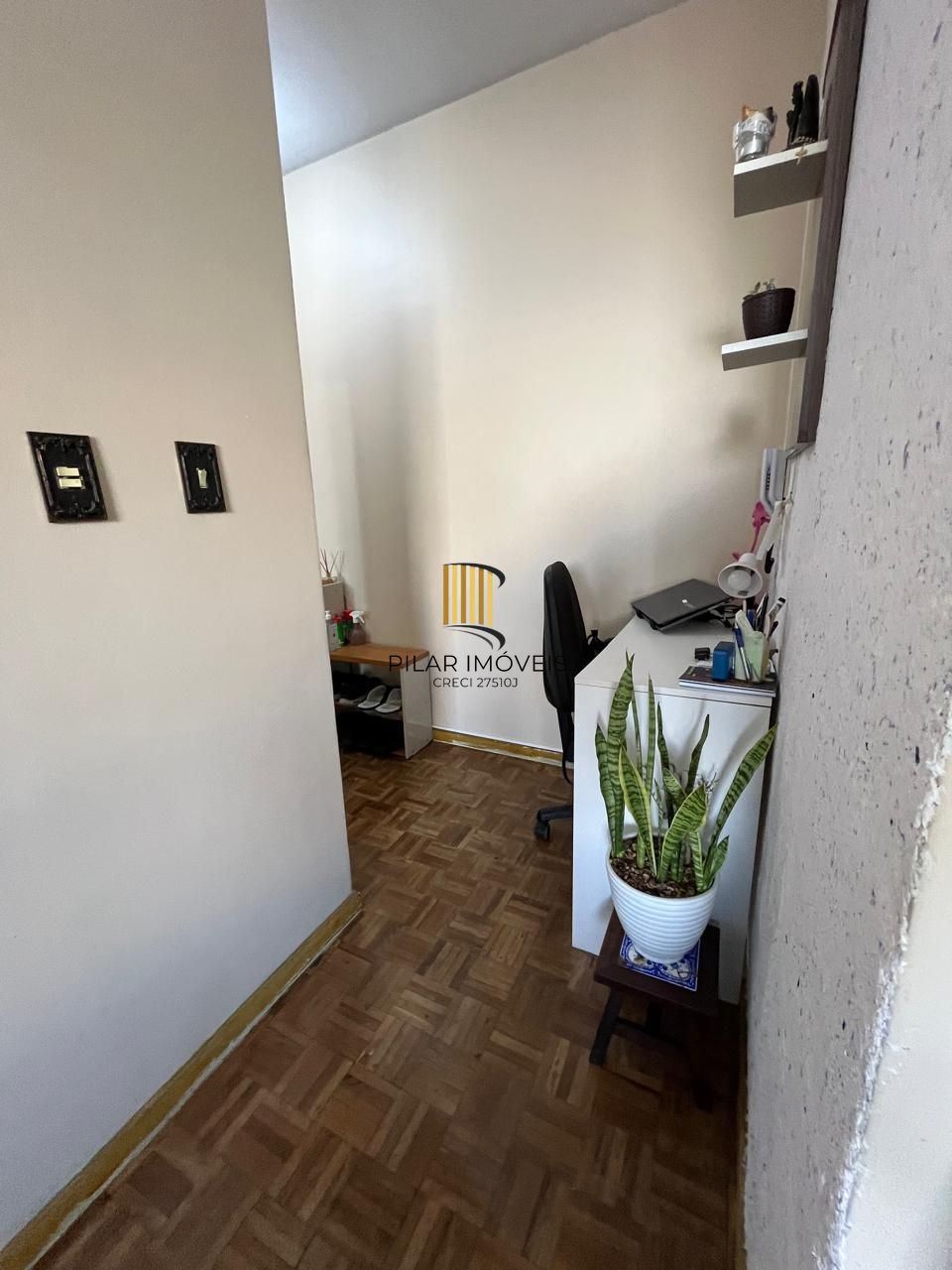 Apartamento 2 dormitórios, 1 vaga coberta no bairro Menino Deus.