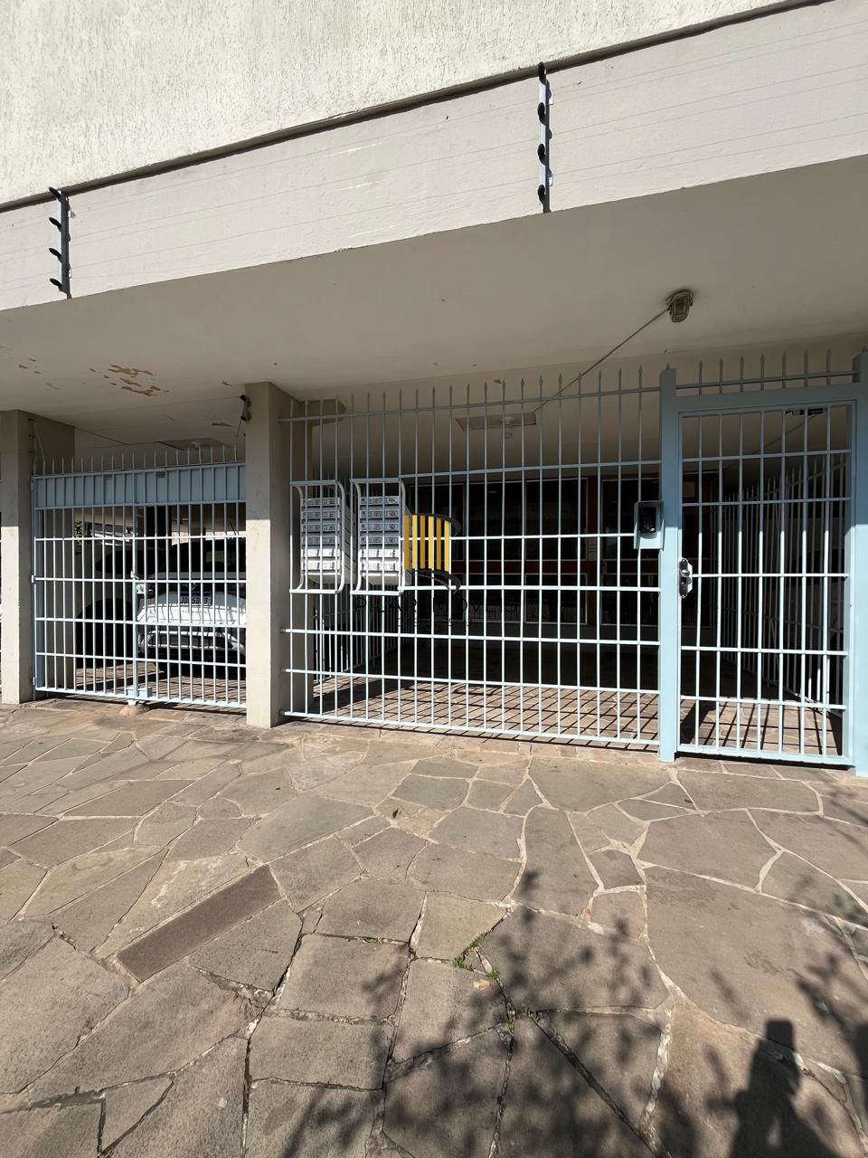 Apartamento 2 dormitórios, 1 vaga coberta no bairro Menino Deus.