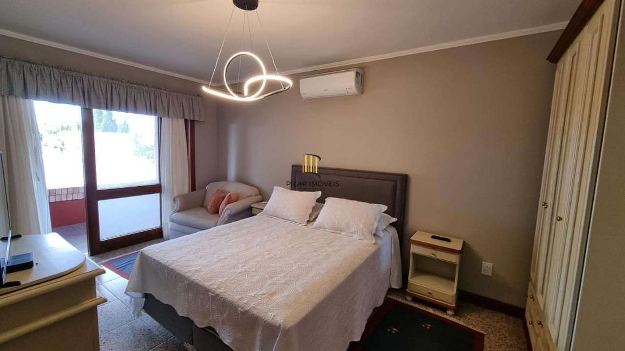 Casa em XANGRI-LÁ com 5 dorm. 3 suítes, piscina aquecida e 471 m², 400 m. mar.