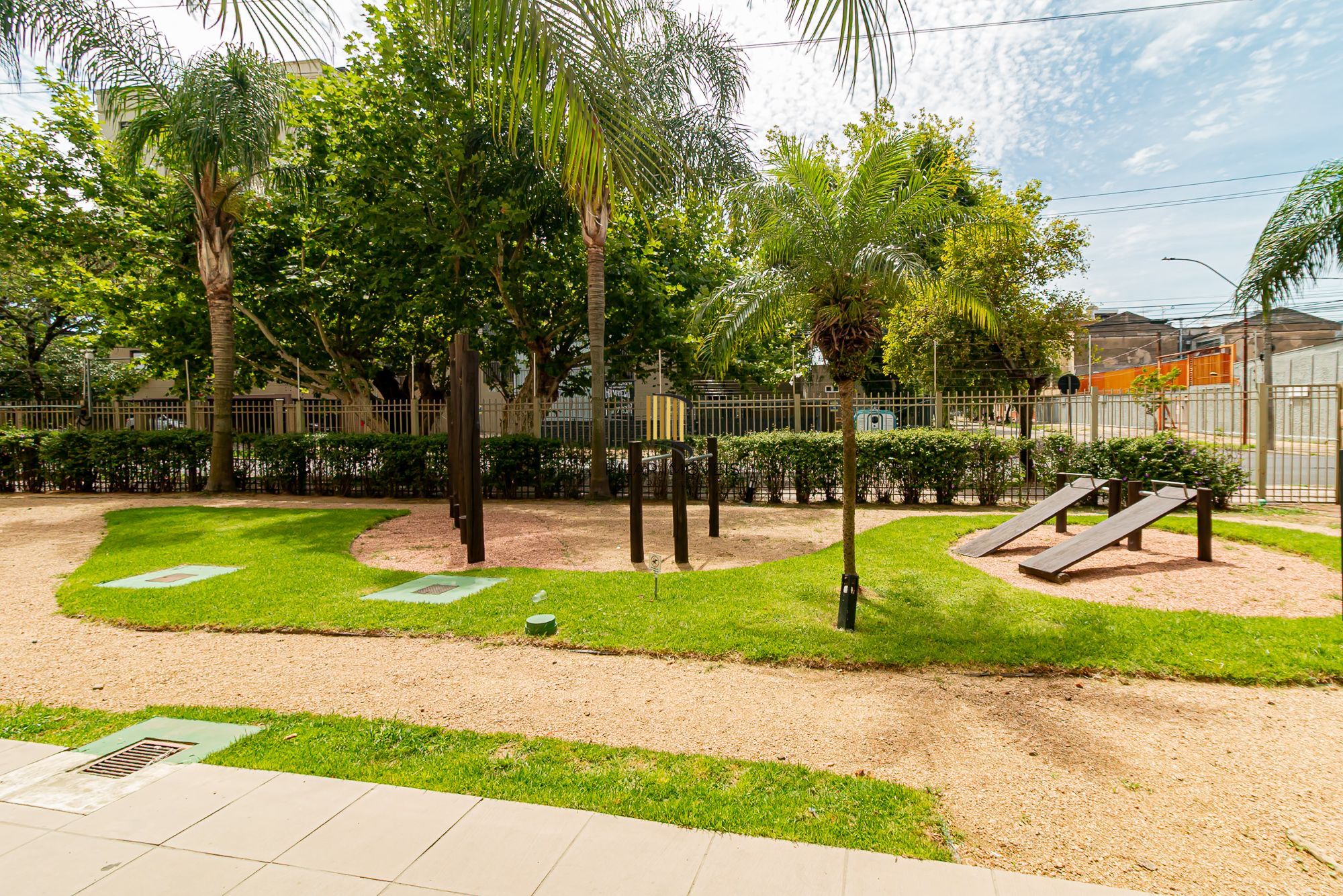 Apartamento 3 dormitórios, 2 banheiros, 1 vaga coberta e piscinas B. São Geraldo