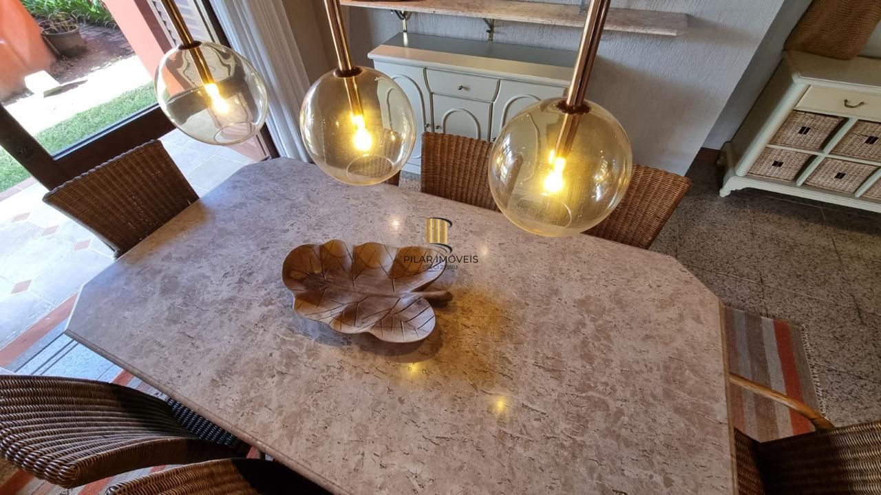 Casa em XANGRI-LÁ com 5 dorm. 3 suítes, piscina aquecida e 471 m², 400 m. mar.