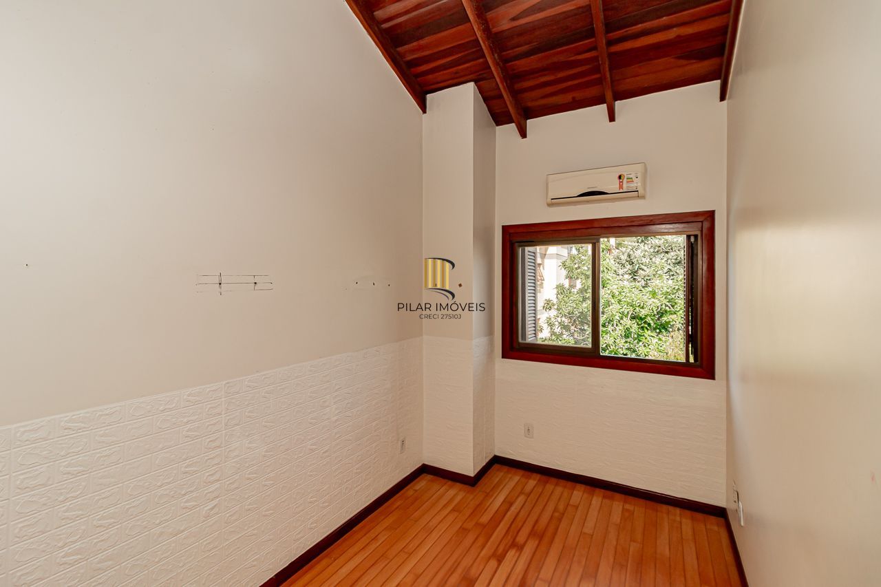 Oportunidade em Ipanema: Casa em Condomínio Fechado com Suíte Master, Hidromassagem e Alto Padrão