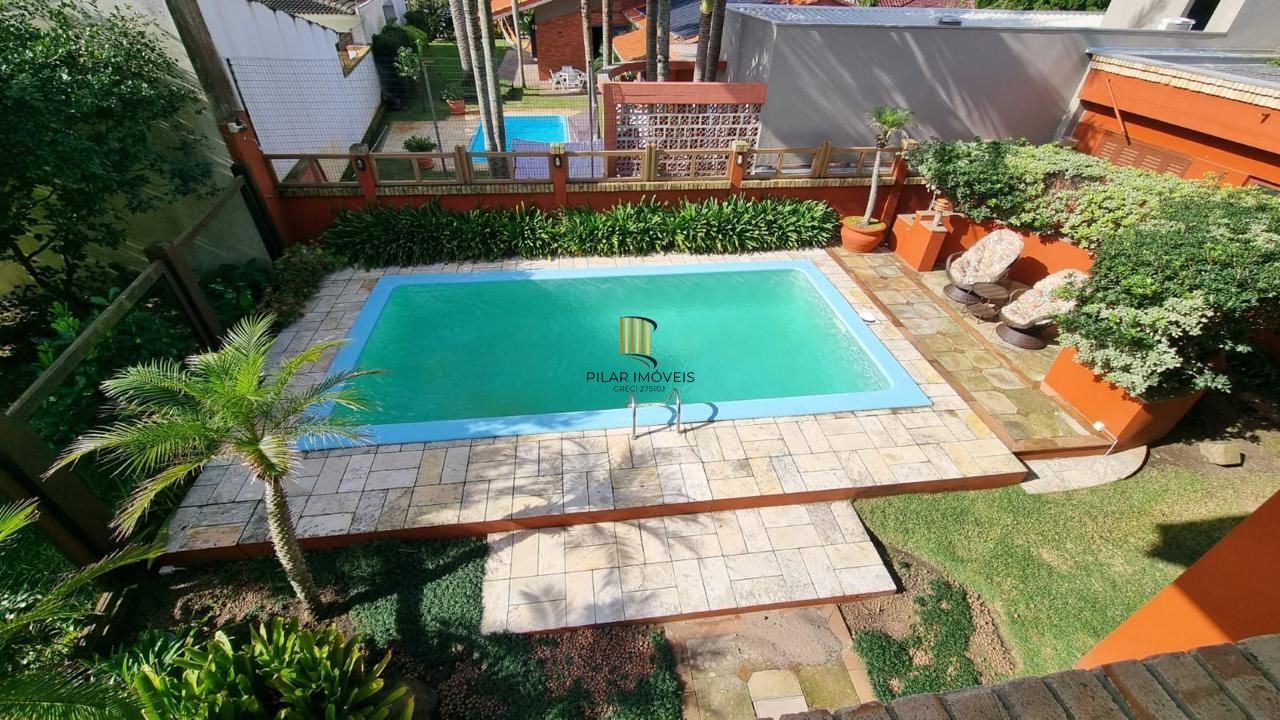 Casa em XANGRI-LÁ com 5 dorm. 3 suítes, piscina aquecida e 471 m², 400 m. mar.
