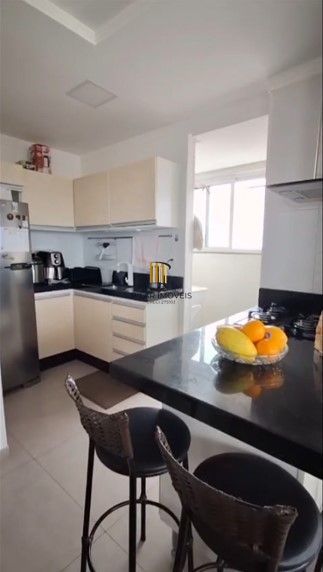 Apartamento, 2 dormitórios, 1 vaga coberto, churrasqueira no centro de Tramandaí