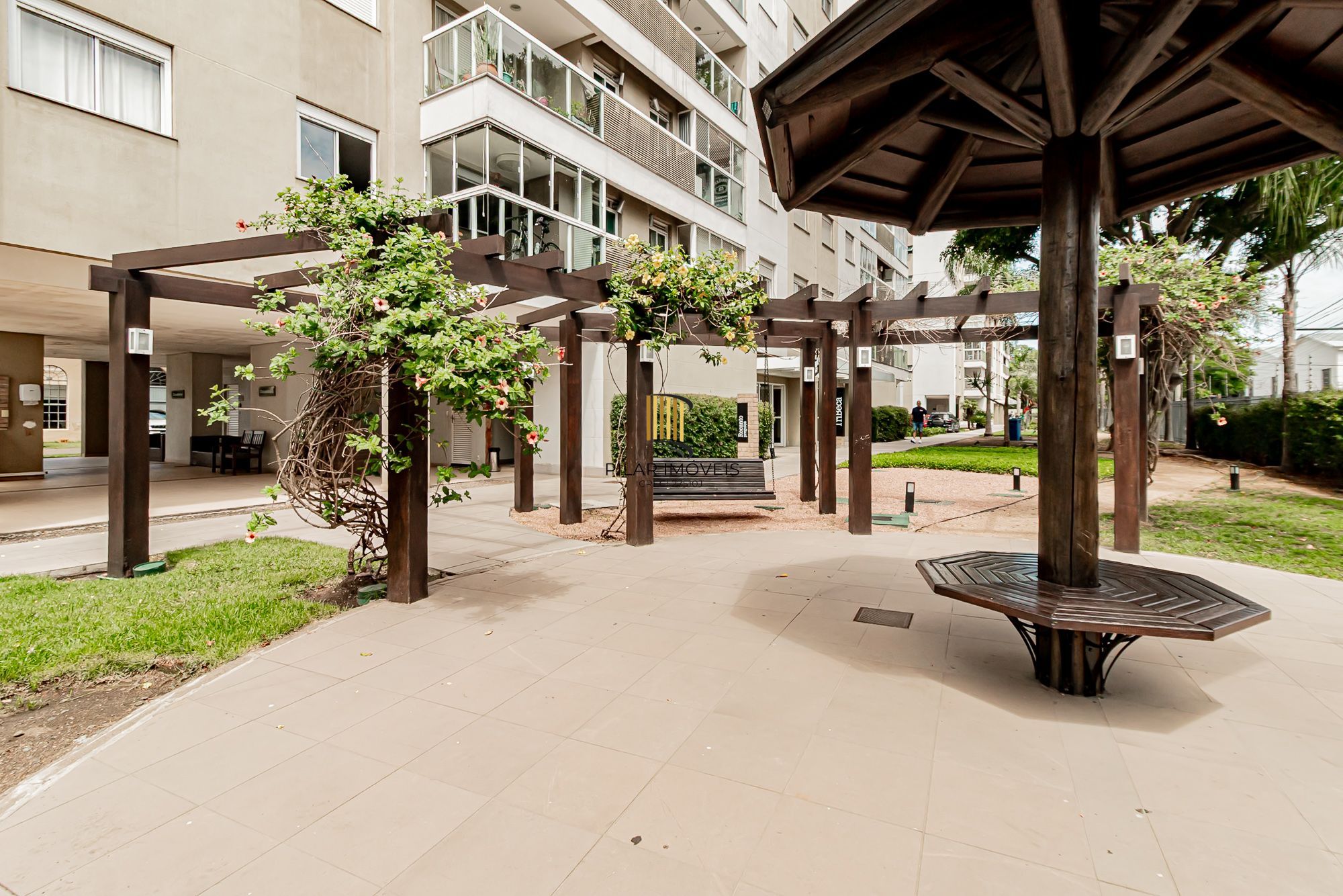 Apartamento 3 dormitórios, 2 banheiros, 1 vaga coberta e piscinas B. São Geraldo