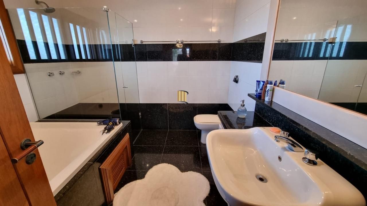 Casa em XANGRI-LÁ com 5 dorm. 3 suítes, piscina aquecida e 471 m², 400 m. mar.