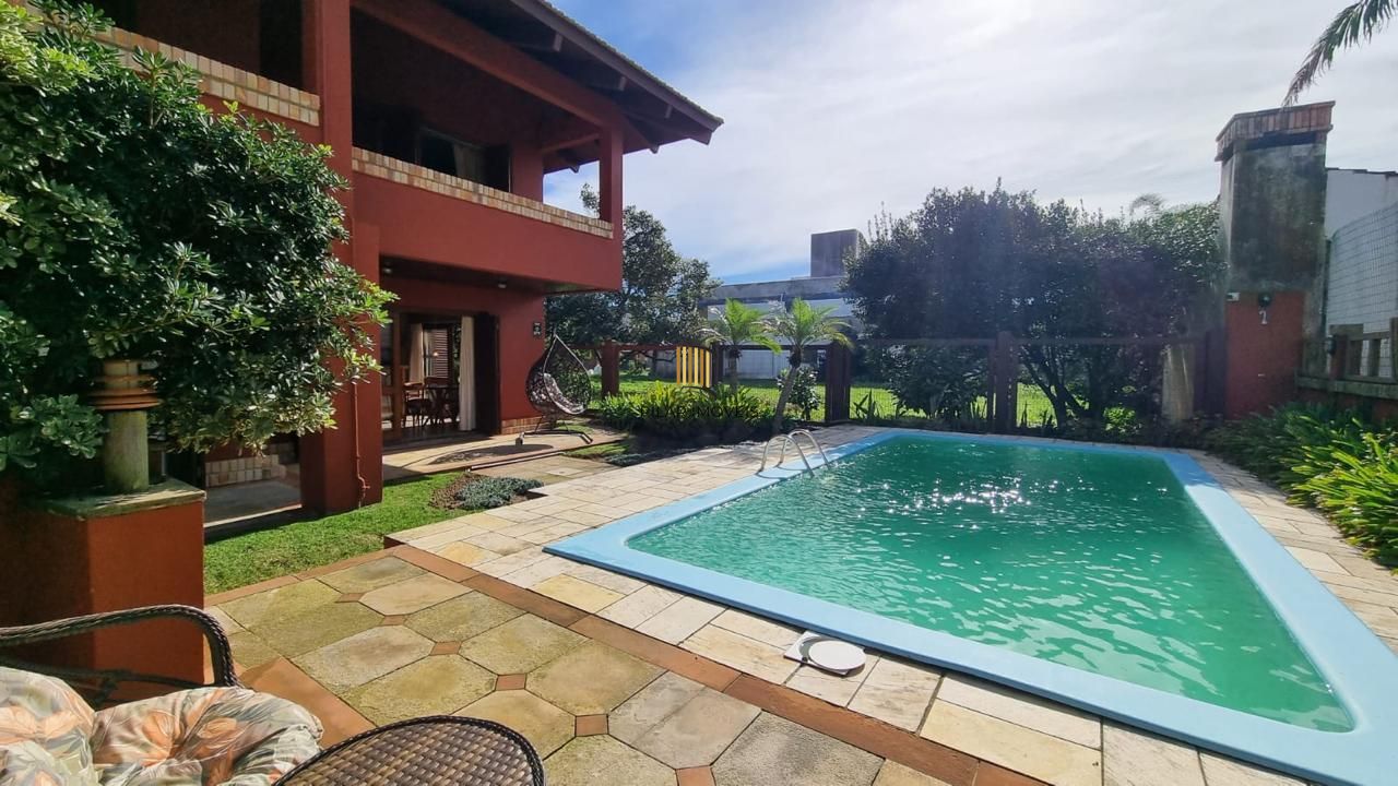 Casa em XANGRI-LÁ com 5 dorm. 3 suítes, piscina aquecida e 471 m², 400 m. mar.