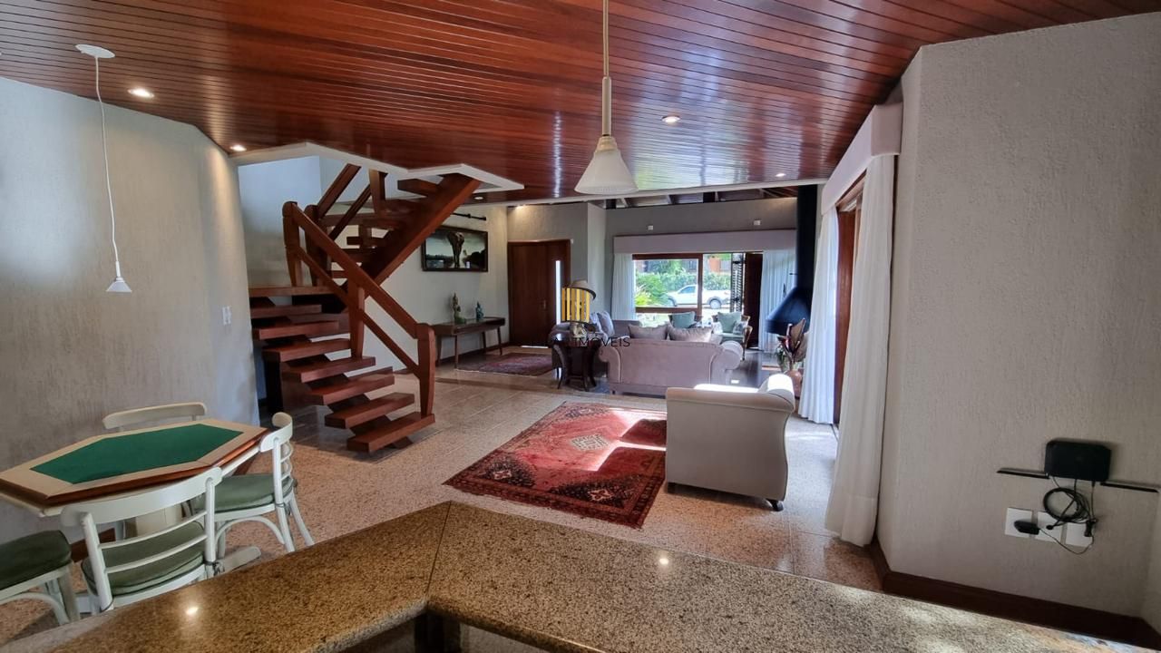 Casa em XANGRI-LÁ com 5 dorm. 3 suítes, piscina aquecida e 471 m², 400 m. mar.