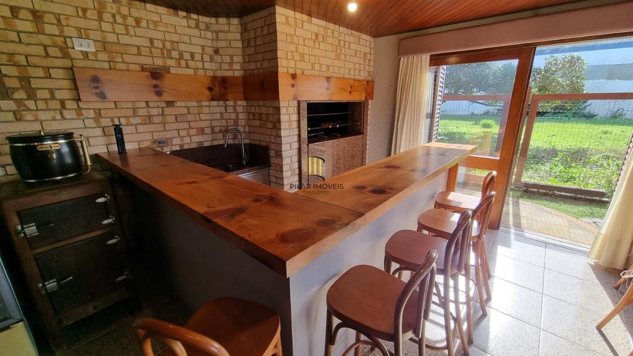 Casa em XANGRI-LÁ com 5 dorm. 3 suítes, piscina aquecida e 471 m², 400 m. mar.