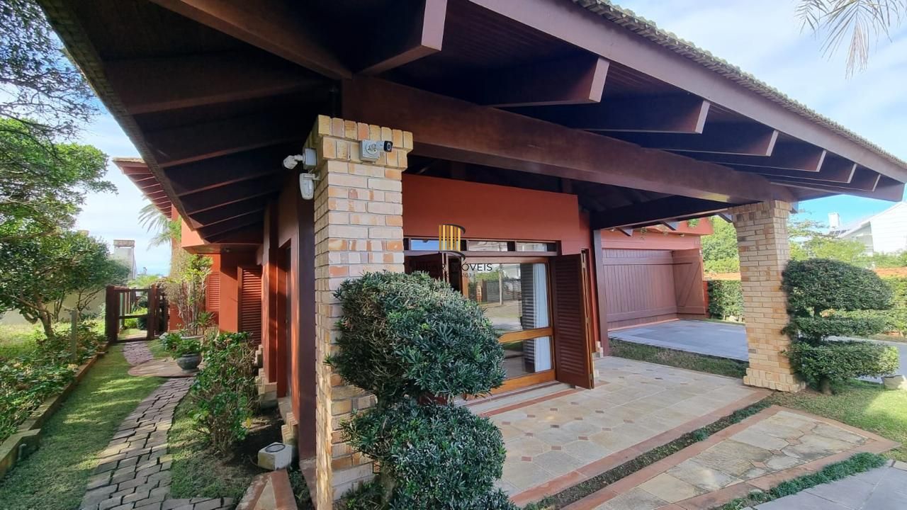 Casa em XANGRI-LÁ com 5 dorm. 3 suítes, piscina aquecida e 471 m², 400 m. mar.
