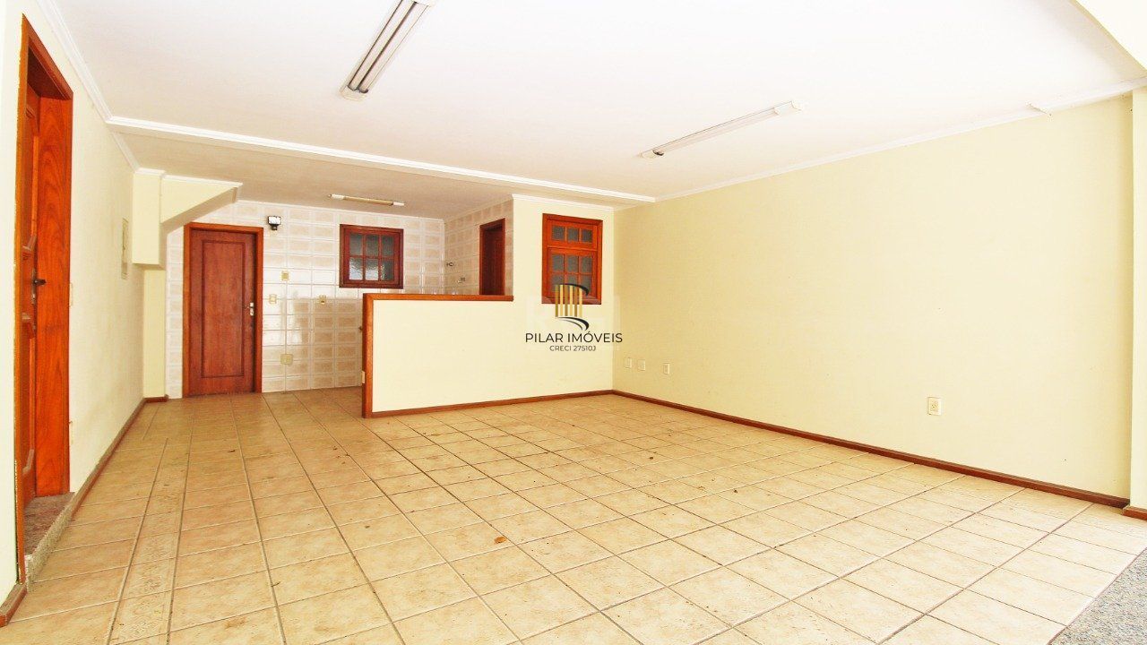   Excelente casa em condomínio com três (3) dormitórios, uma (1) suíte, duas (2) vagas de garagem próximo  ao Barra Shopping , no bairro  Cristal em Porto Alegre.