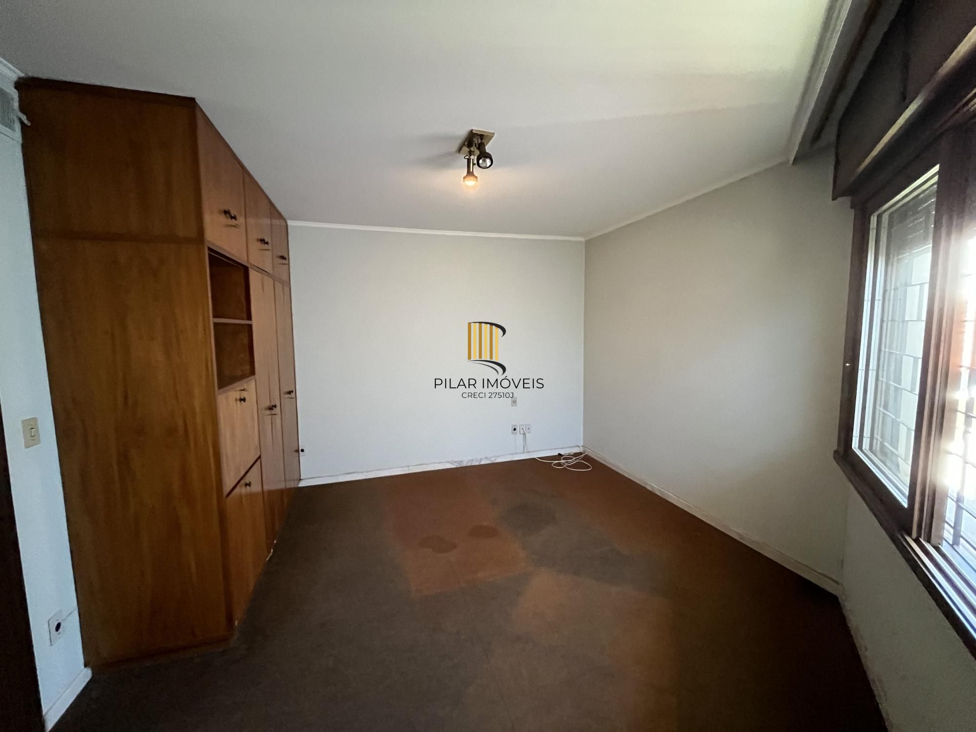 Casa de 4 quartos, 2 suítes e 2 vagas de garagem no bairro Boa Vista em POA
