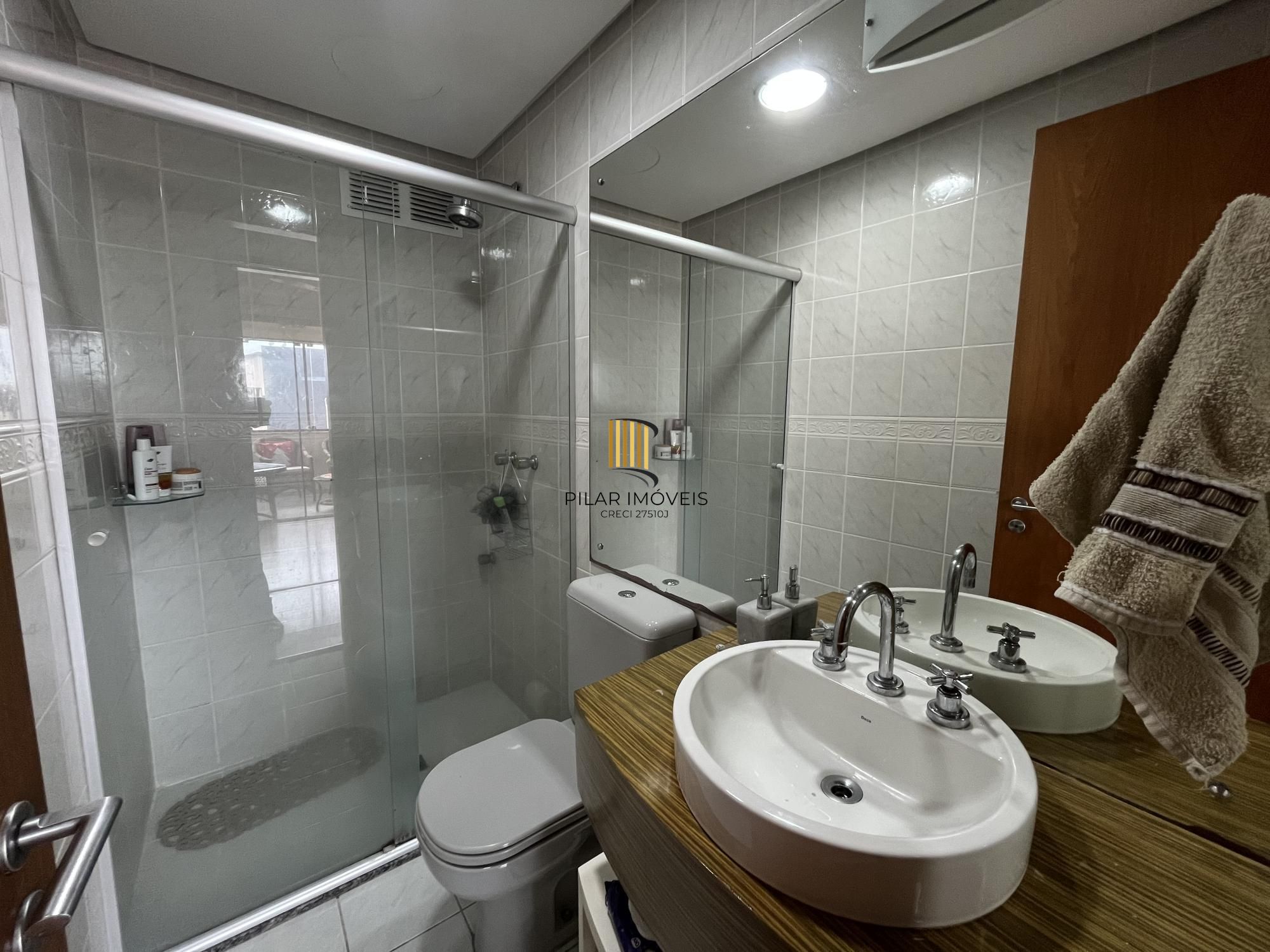 Apartamento de três dormitórios, suíte e uma vaga de garagem no bairro Santana