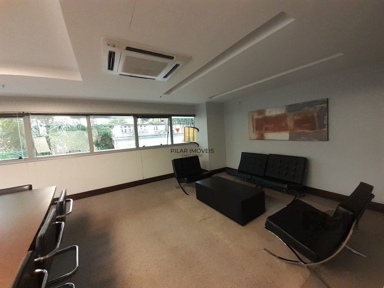 Excelente sala comercial no Menino Deus, com uma vaga de garagem.
