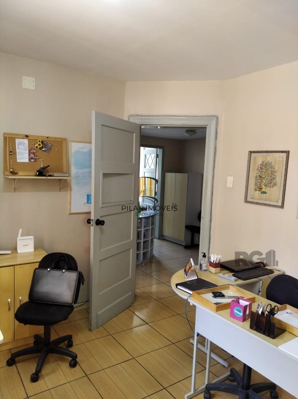 Vende sala com excelente localização próximo do Mercado Público, frente, andar alto. Condomínio oferece: Portaria em horário comercial, elevadores e câmeras de vigilância.