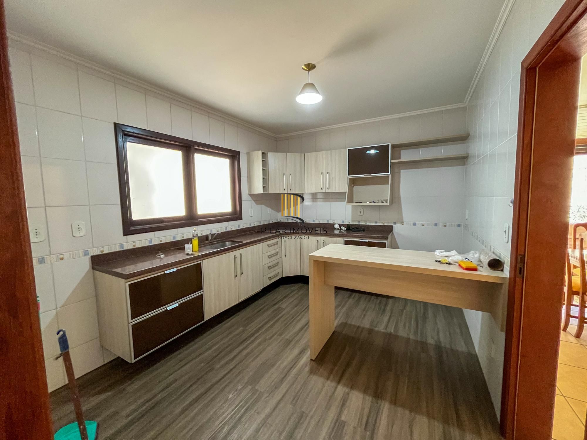 Casa de 3 dormitórios e 1 suíte no bairro Menino Deus em Porto Alegre