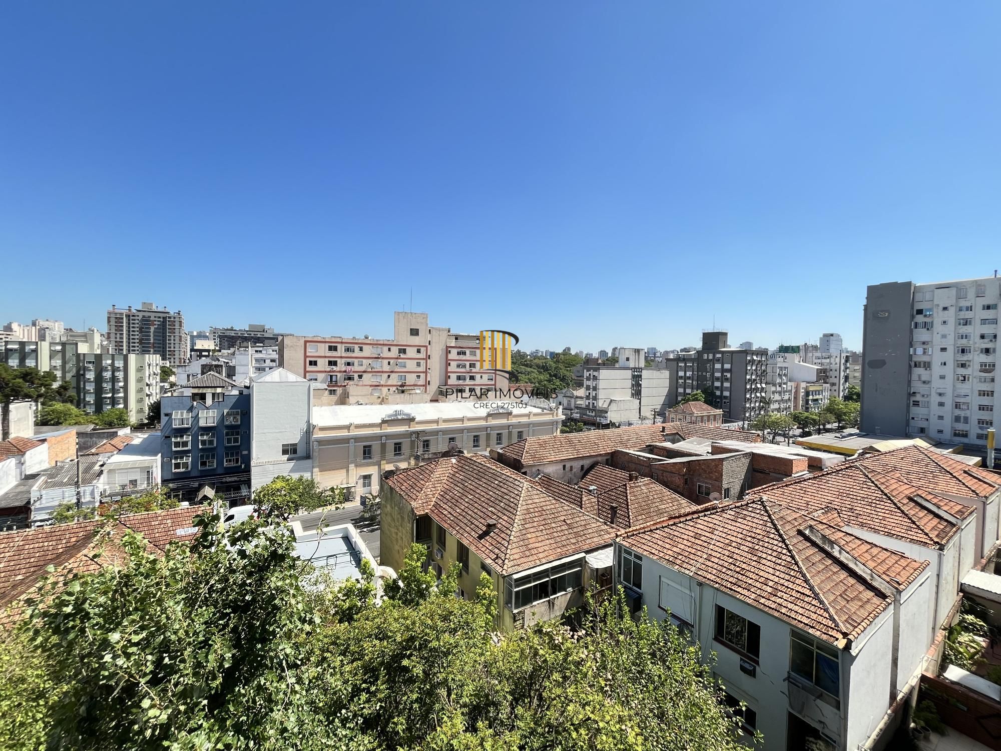 Apartamento de 2 quartos, suíte e 1 vaga de garagem no bairro Farroupilha em POA