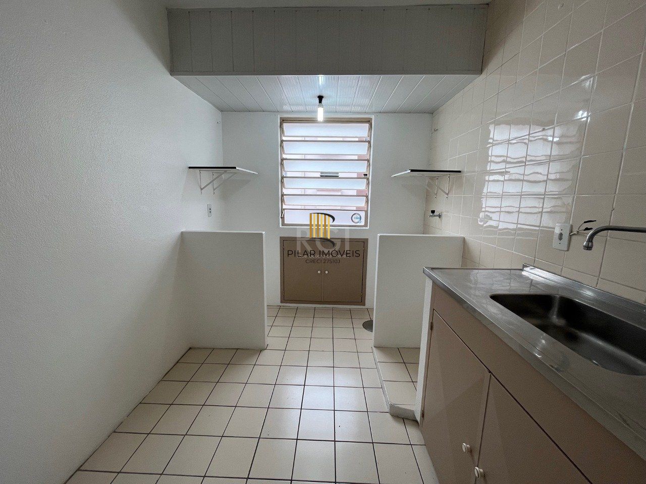 Apartamento de um dormitório no condomínio Piratini com uma vaga de garagem escriturada.