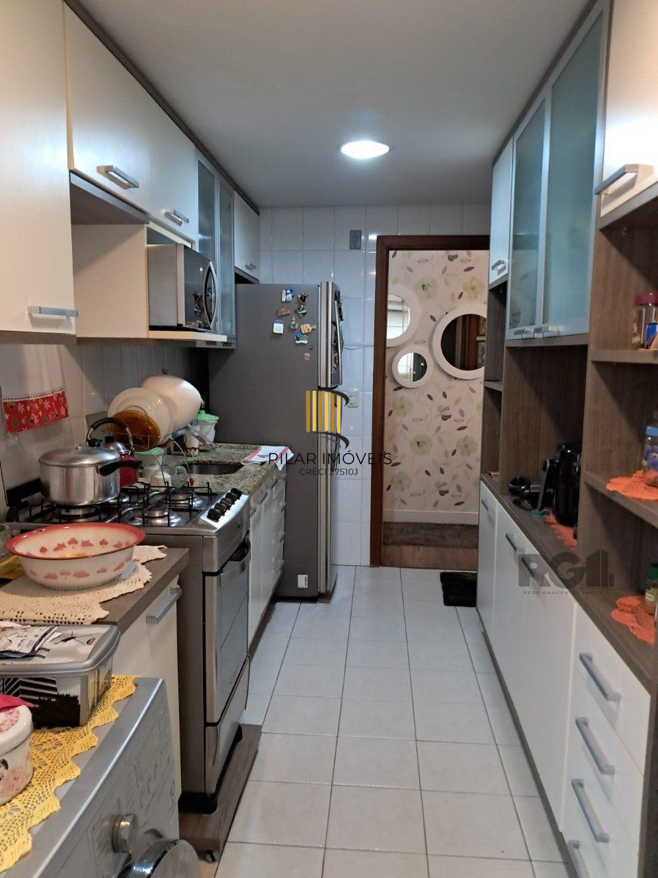 Apartamento de dois quartos, suíte e uma vaga de garagem no bairro Santana em Porto Alegre.