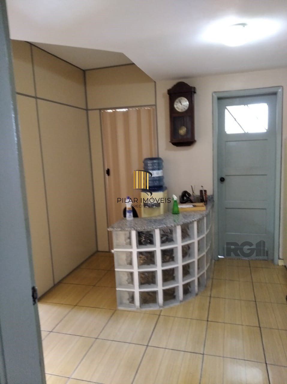 Vende sala com excelente localização próximo do Mercado Público, frente, andar alto. Condomínio oferece: Portaria em horário comercial, elevadores e câmeras de vigilância.