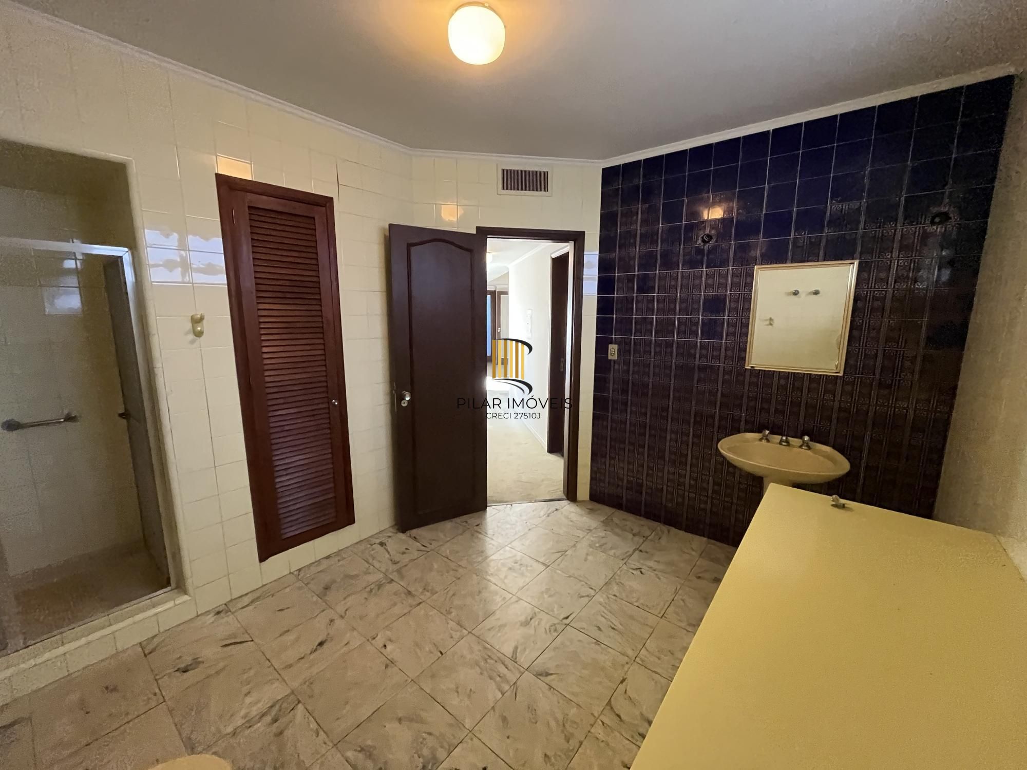 Casa de 4 quartos, 2 suítes e 2 vagas de garagem no bairro Boa Vista em POA