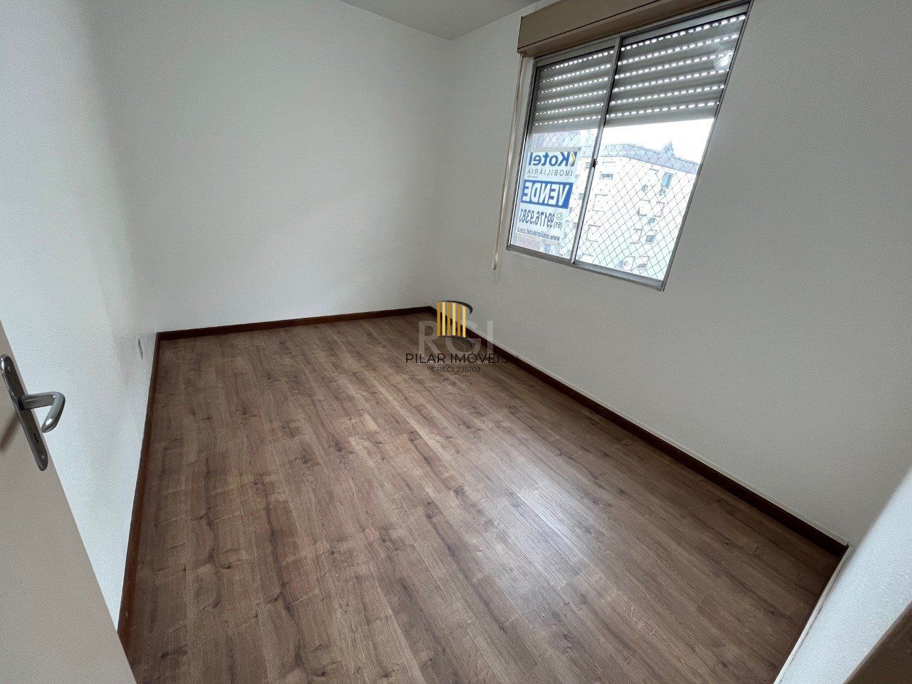 Apartamento de um dormitório no condomínio Piratini com uma vaga de garagem escriturada.