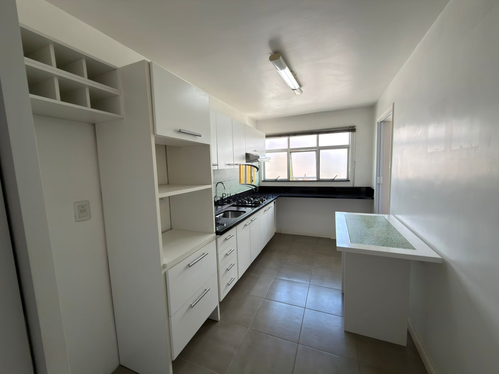 Apartamento de 2 quartos e 1 vaga de garagem no bairro Floresta em POA