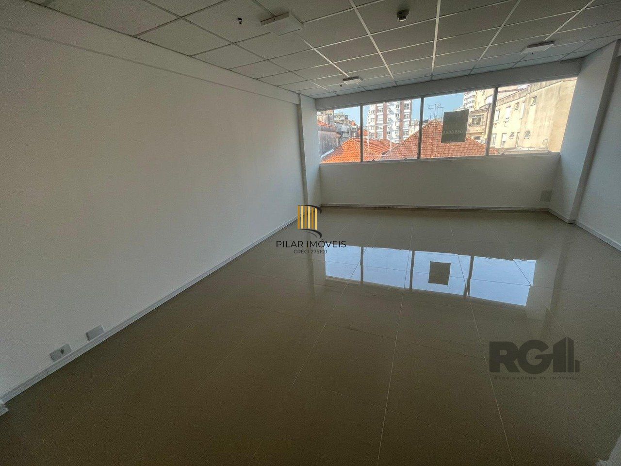 Sala comercial desocupada no edifício Baltimore, bairro Bom Fim em Porto Alegre.