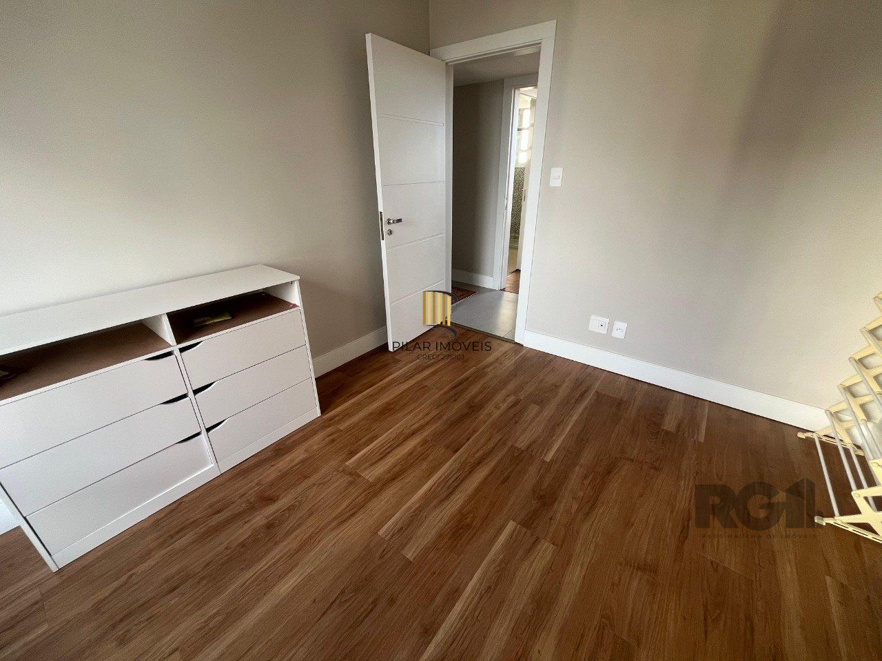 Apartamento de três quartos, suíte e uma vaga de garagem no bairro Independência em Porto Alegre.