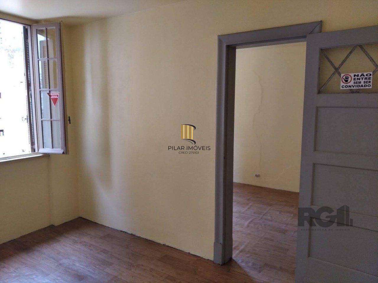 Vende sala com excelente localização próximo do Mercado Público, frente, andar alto. Condomínio oferece: Portaria em horário comercial, elevadores e câmeras de vigilância.