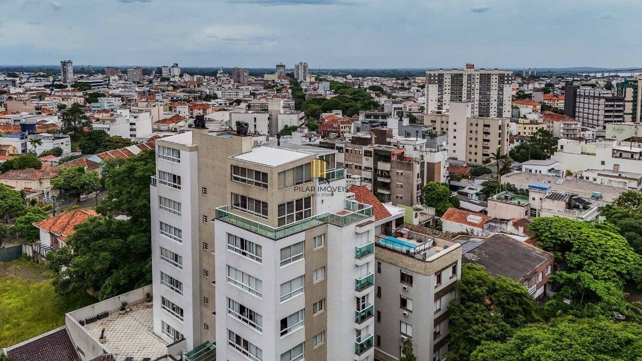 Cobertura de um dormitório, suíte e duas vagas de garagem no bairro Higienópolis em Porto Alegre.
