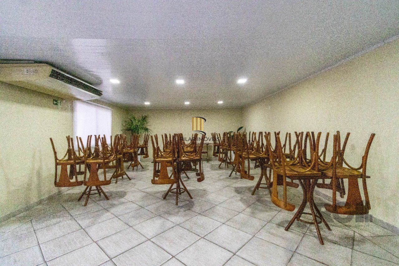 Apartamento de três dormitórios com vaga no Conjunto Residencial Roque Calage, bairro Passo da Areia em Porto Alegre.