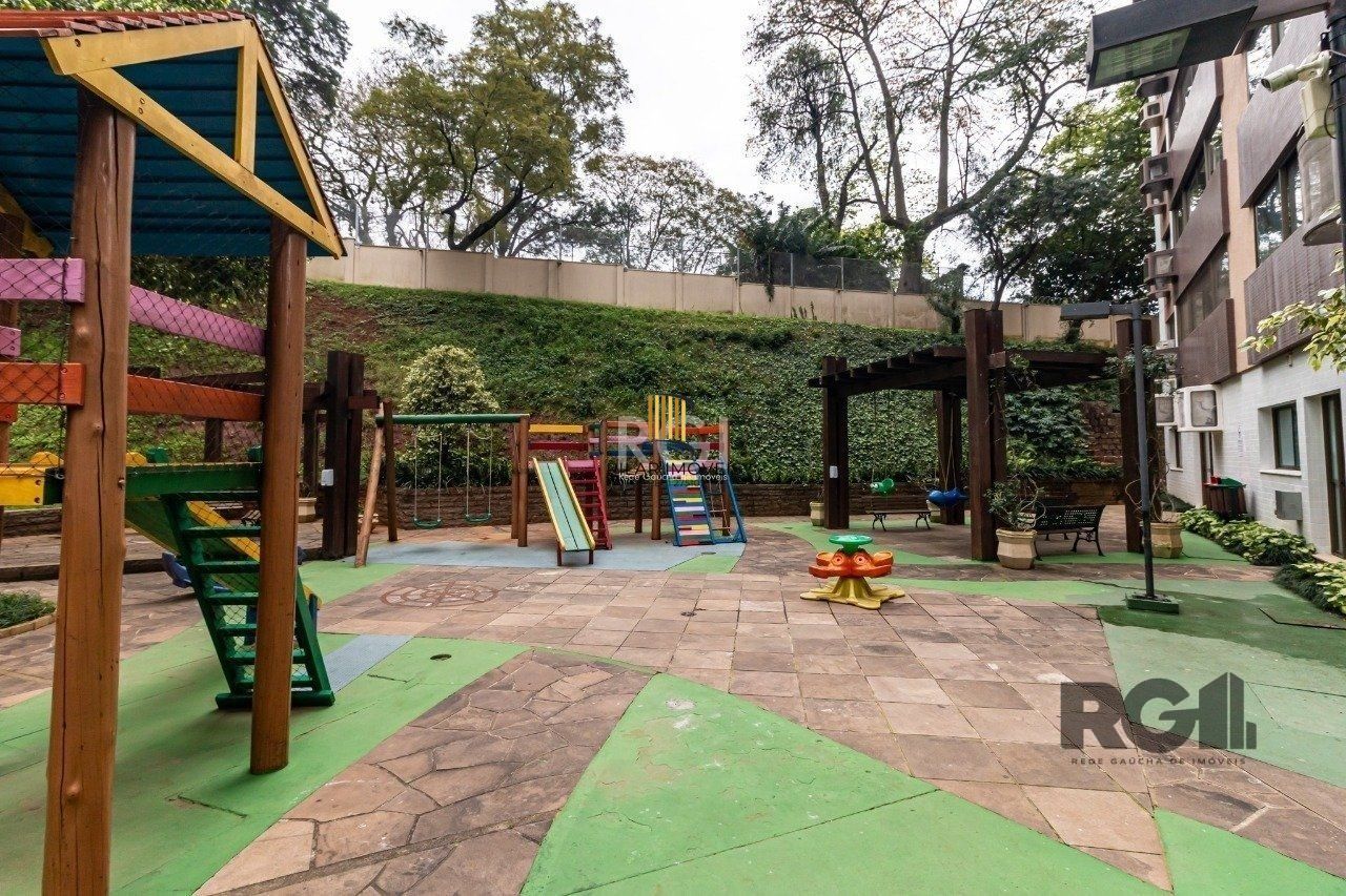 Apartamento de três dormitórios, suíte e duas vagas de garagem no bairro Higienópolis em Porto Alegre.