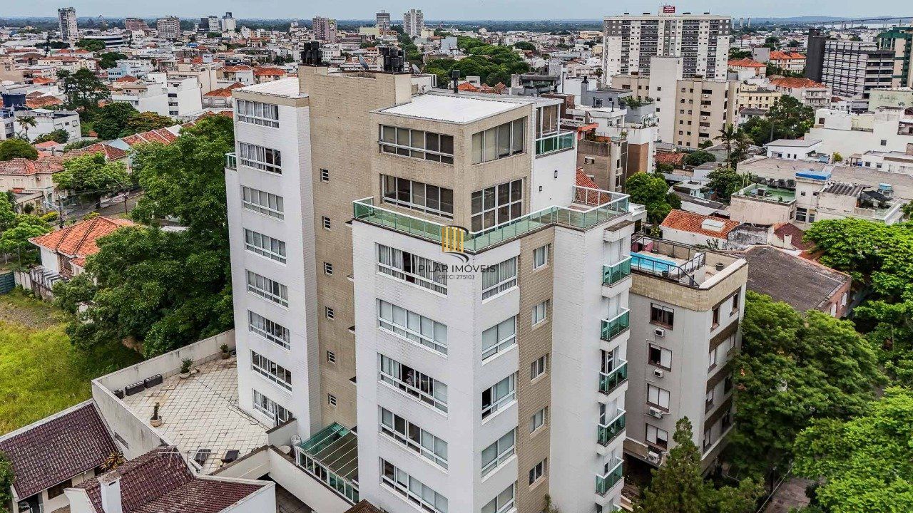 Cobertura de um dormitório, suíte e duas vagas de garagem no bairro Higienópolis em Porto Alegre.