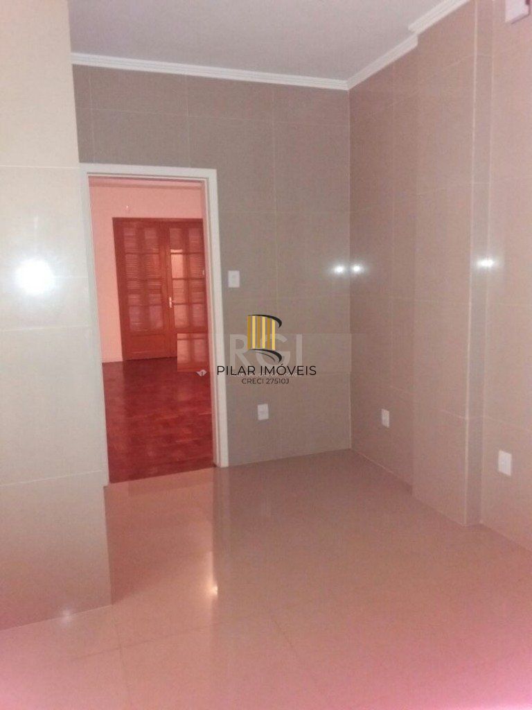 Apartamento de três dormitórios no bairro Independência em Porto Alegre. 