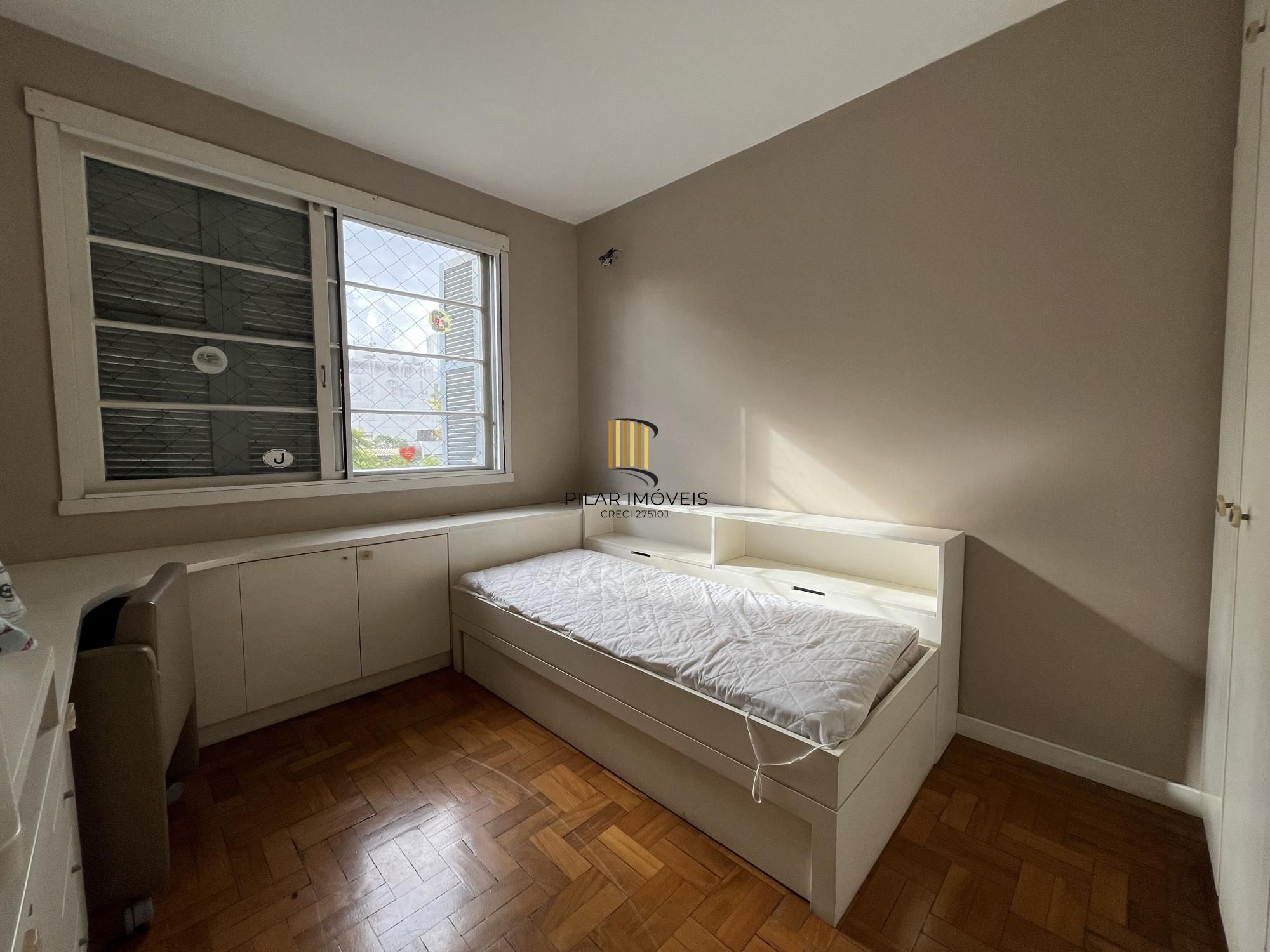 Apartamento de dois quartos e uma vaga de garagem no bairro Auxiliadora em POA