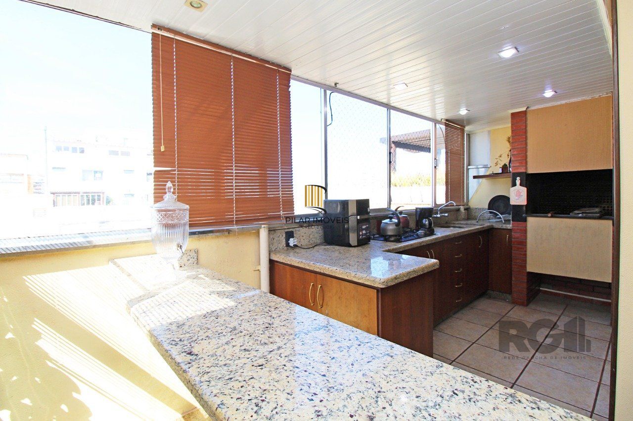 Vende Apartamento de cobertura duplex de 2 dormitórios com garagem escriturada e semi-mobiliado, no bairro Cidade Baixa.