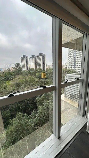 Apartamento 2 dormitórios, sendo 1 suíte, 77 m² de área privativa e 2 vaga(s) de garagem. Localizado na Rua Mario Antunes da Cunha, no bairro Petrópolis em Porto Alegre.