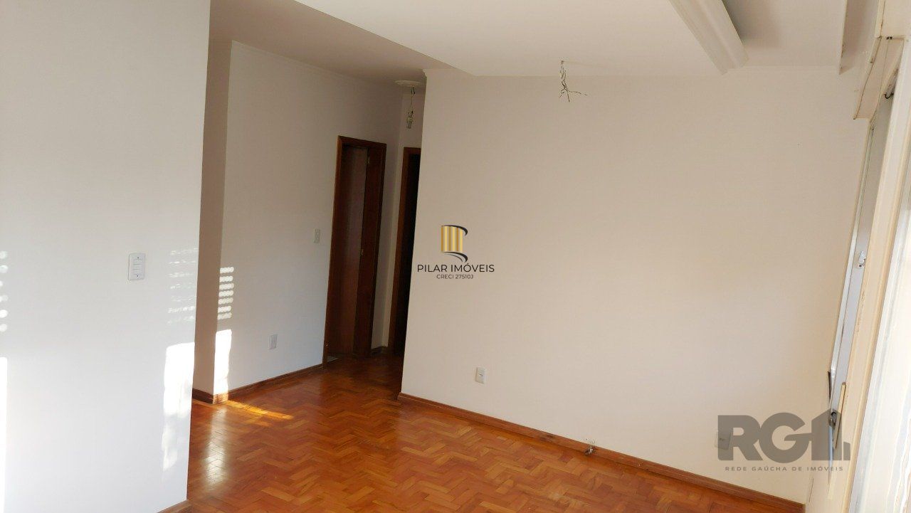 Apartamento de dois dormitórios com uma vaga de garagem no bairro Cristal em Porto Alegre.
