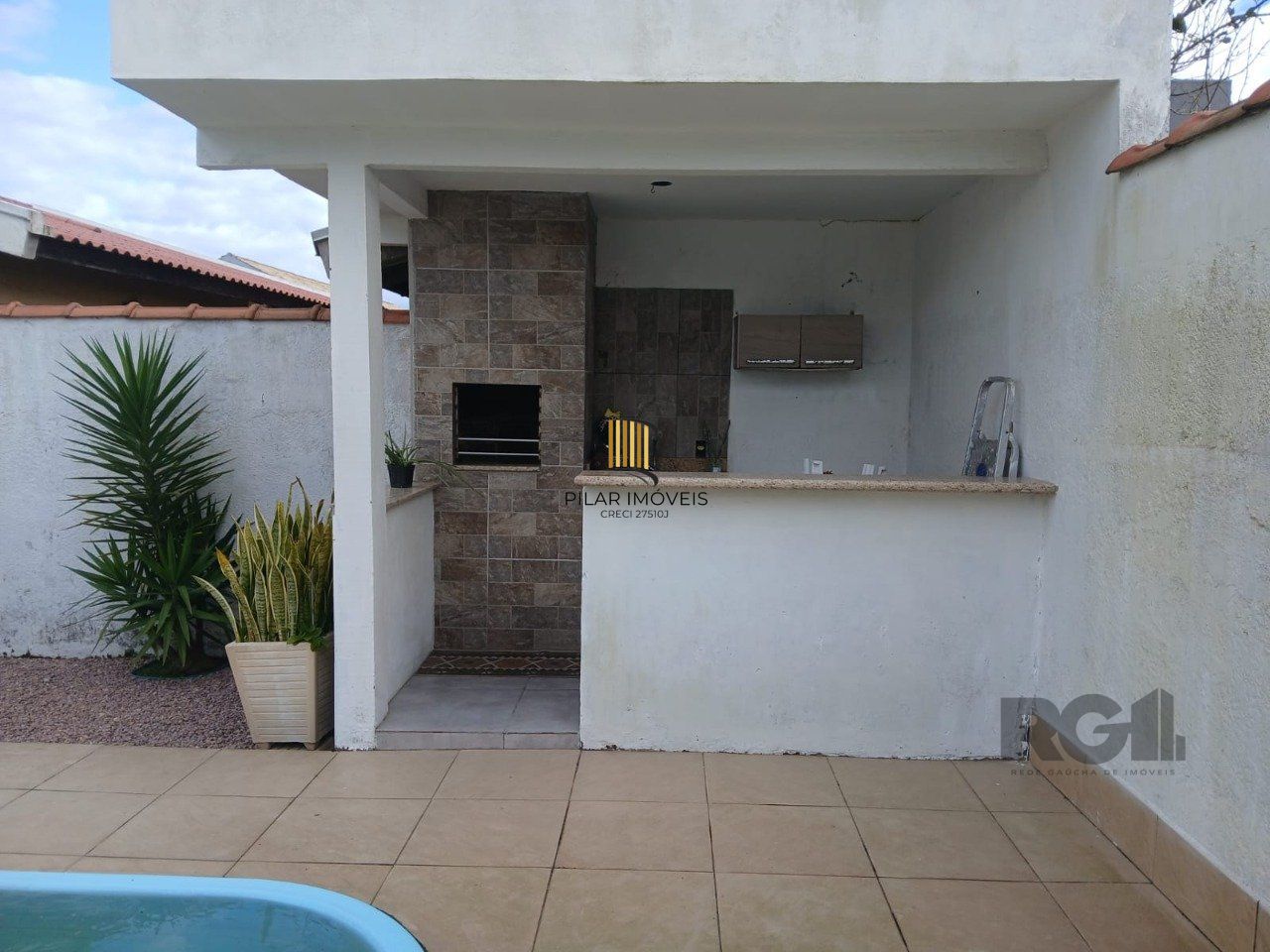 Casa de 2 dormitórios, com banheiro social, e um living em 2 ambientes, com banheiro Social, e cozinha com área de serviço, mais um patio pra 3 carros, e uma piscina nos fundos...